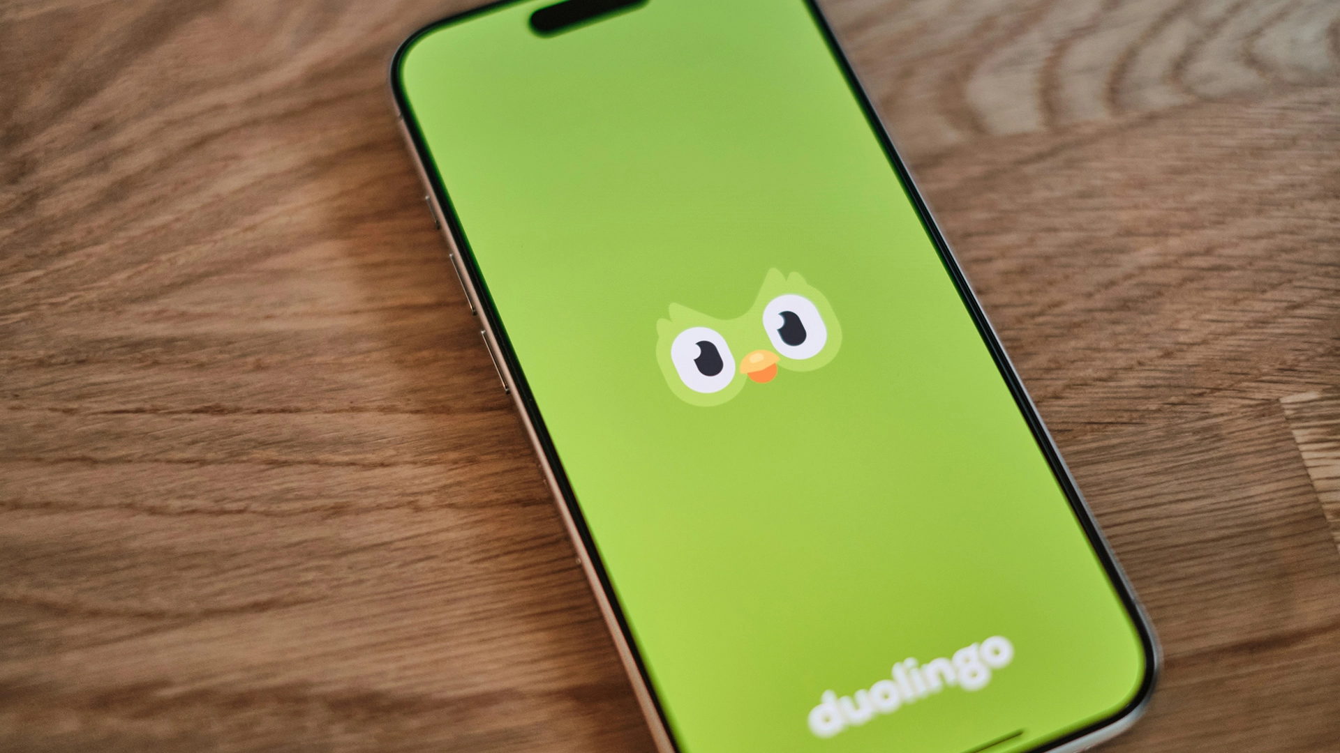 Duolingo staje się firmą stawiającą na AI, zastępując kontraktorów sztuczną inteligencją