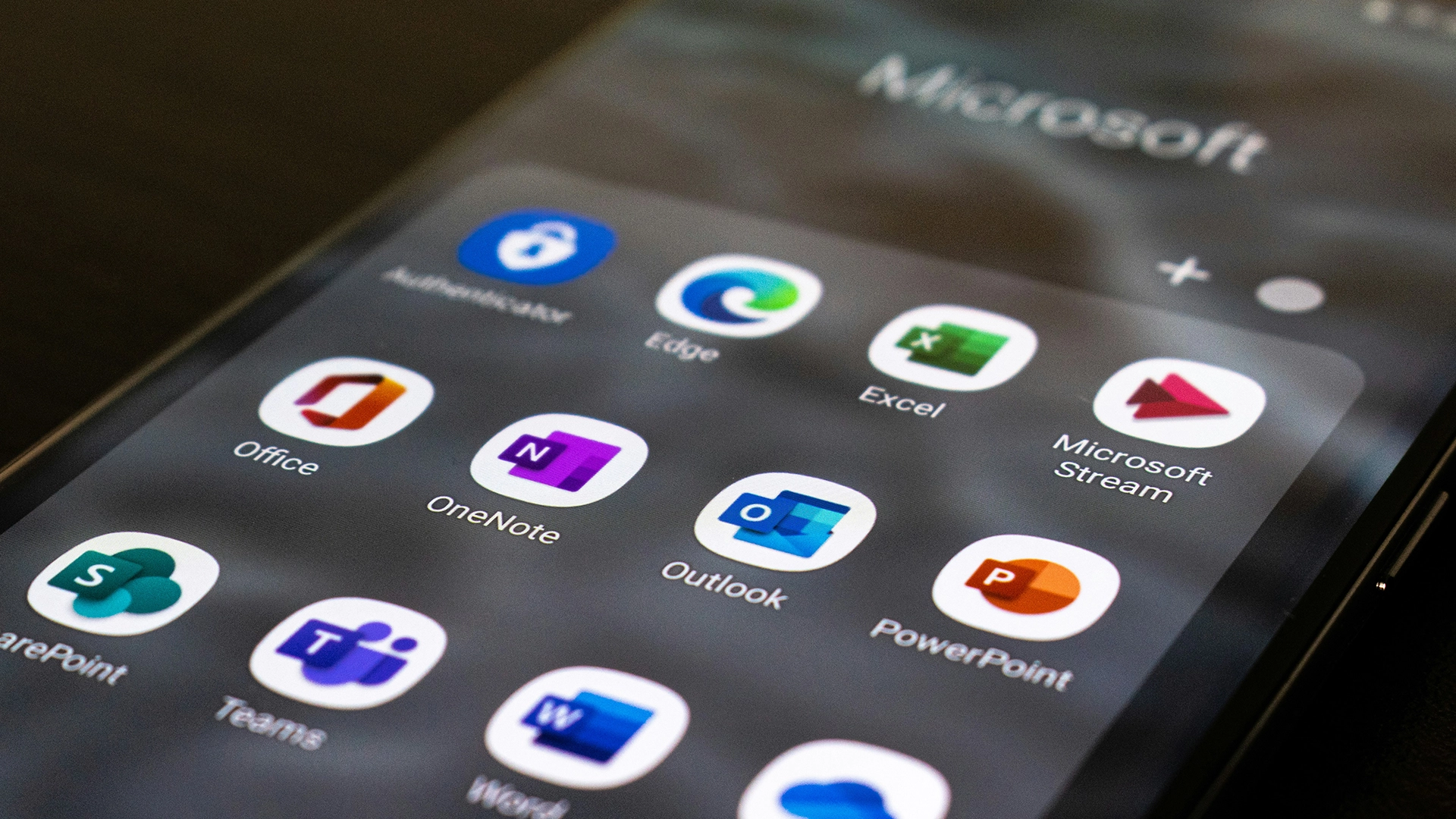 AI Teraz Pisze 30% Kodu Microsoftu, Mówi CEO Satya Nadella