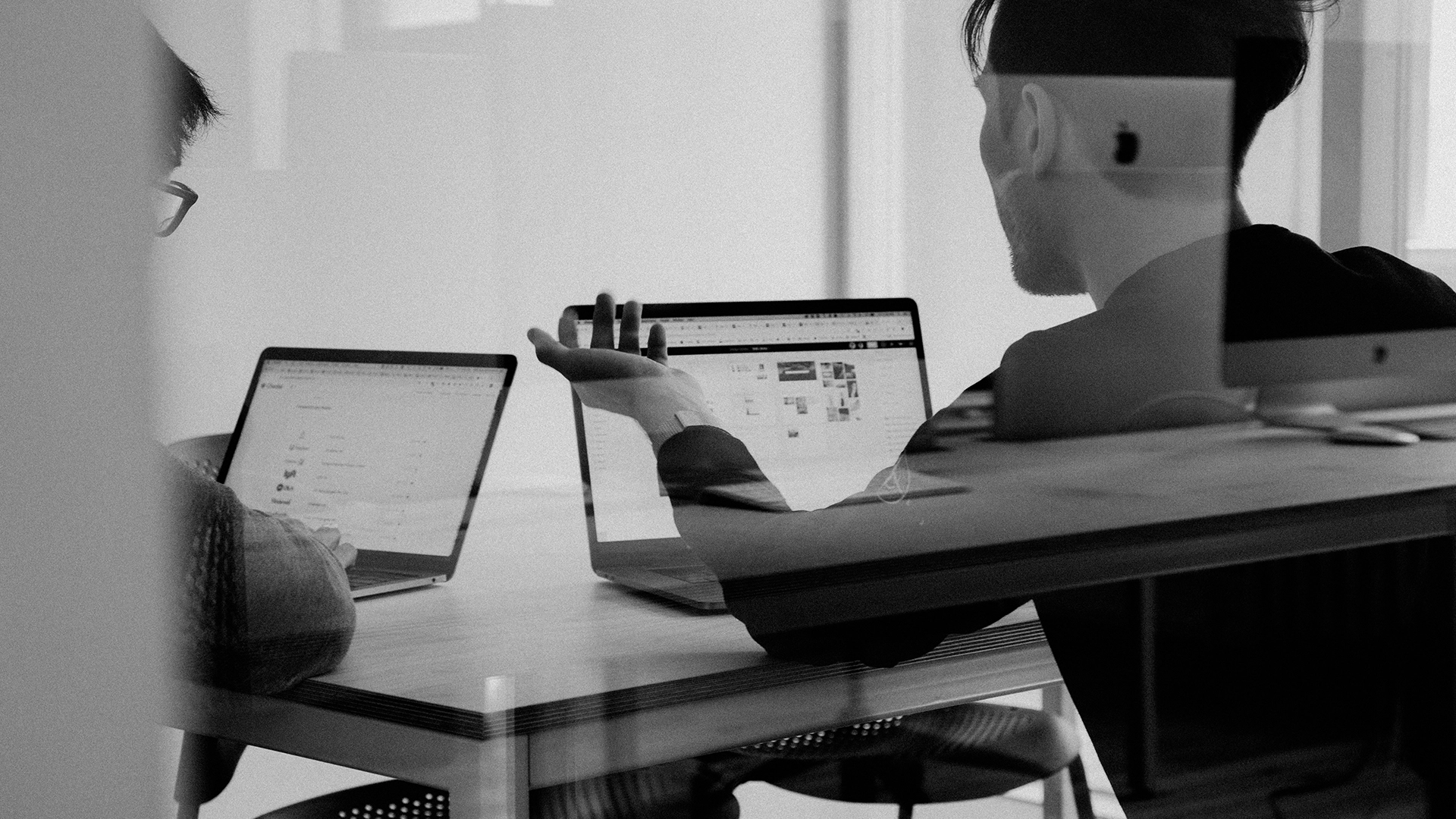 OpenAI ma zamiar nabyć firmę byłego projektanta Apple za 6,5 miliarda dolar&oacute;w.