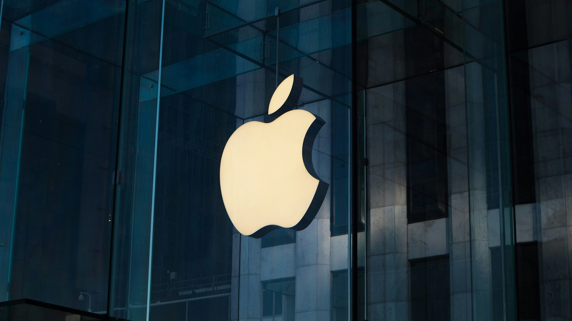 Inwestorzy Wnoszą Pozew przeciwko Apple za rzekome wprowadzanie w błąd w Sprawie Postęp&oacute;w w Dziedzinie Sztucznej Inteligencji