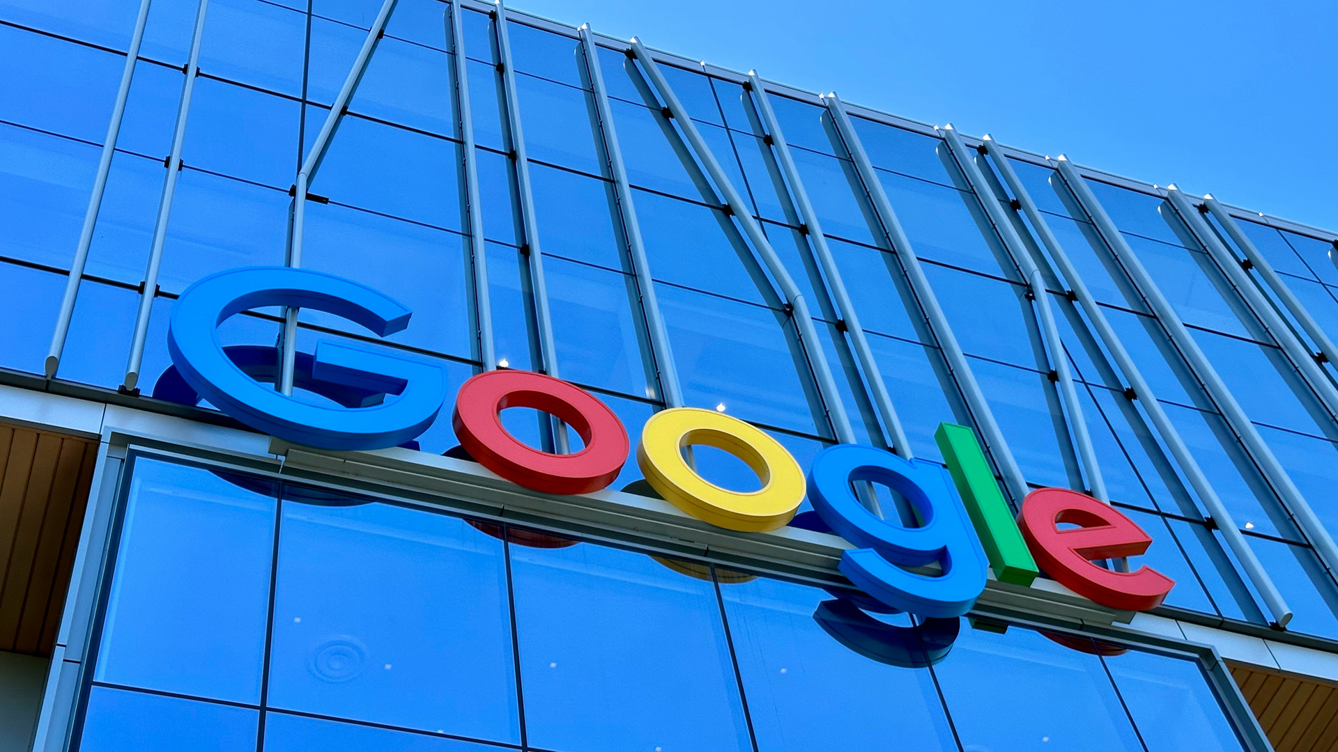 Google zainwestuje 25 miliard&oacute;w dolar&oacute;w w centra danych i infrastrukturę AI