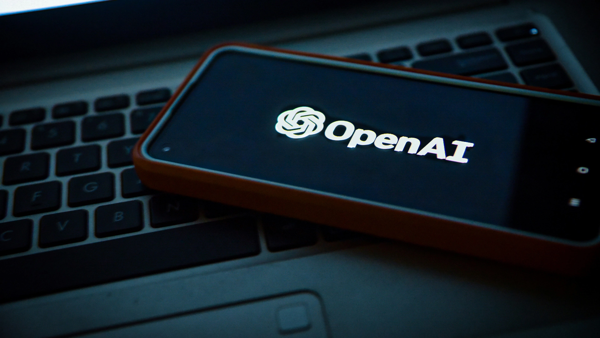 Startup technologiczny toczy batalię z OpenAI i Jony Ive o rzekomo skradzione pomysły na AI