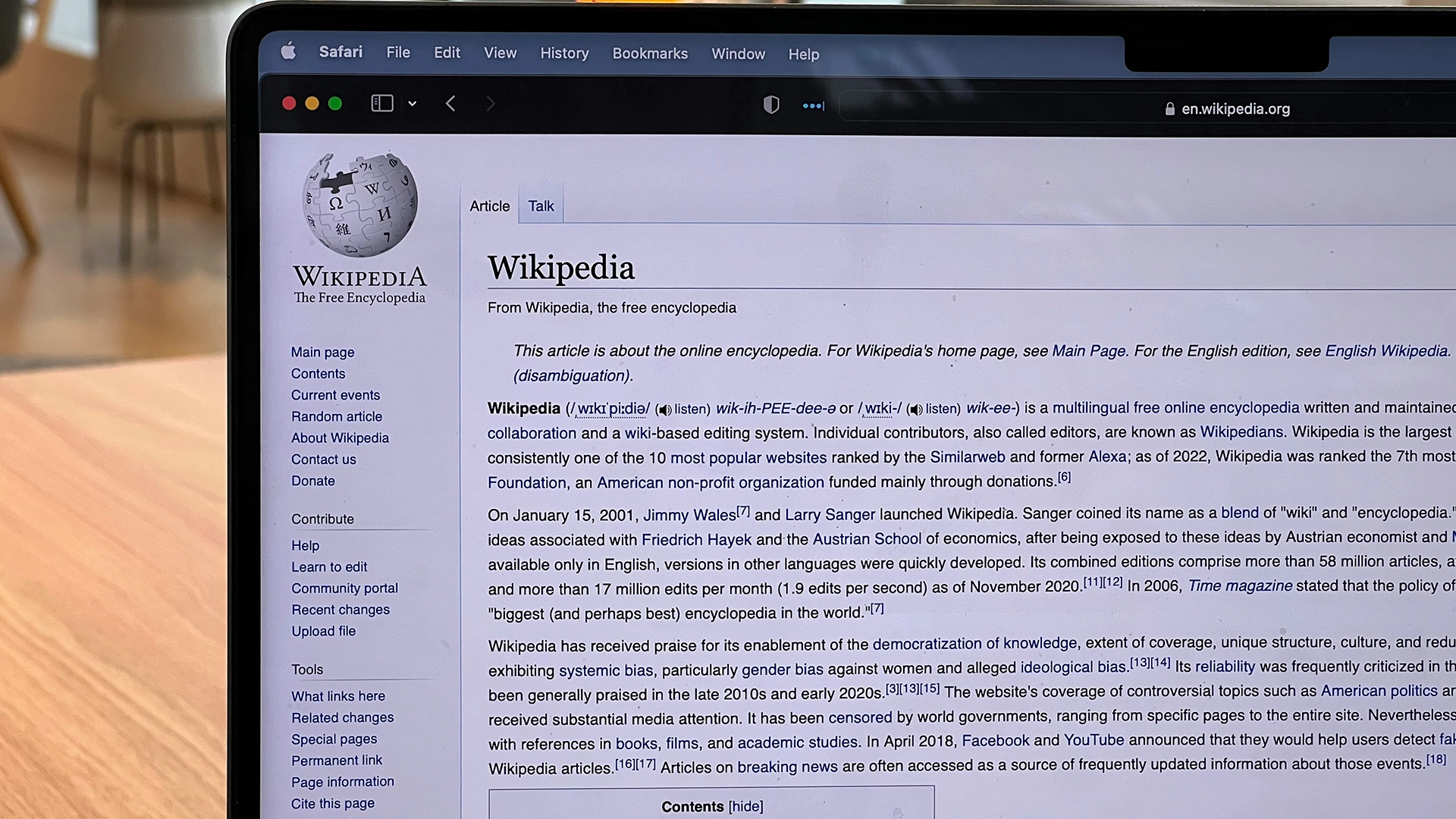 Wikipedia Zaostrza Zasady, by Zwalczyc Błędy Generowane przez Sztuczną Inteligencję