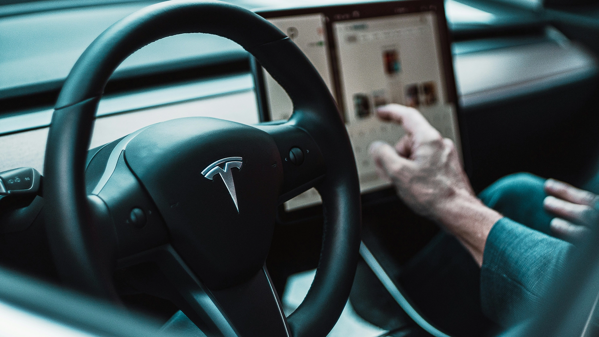Tesla Obciążona Wyrokiem o Wartości 243M Dolar&oacute;w Po Odtworzeniu Danych o Wypadku przez Hackera