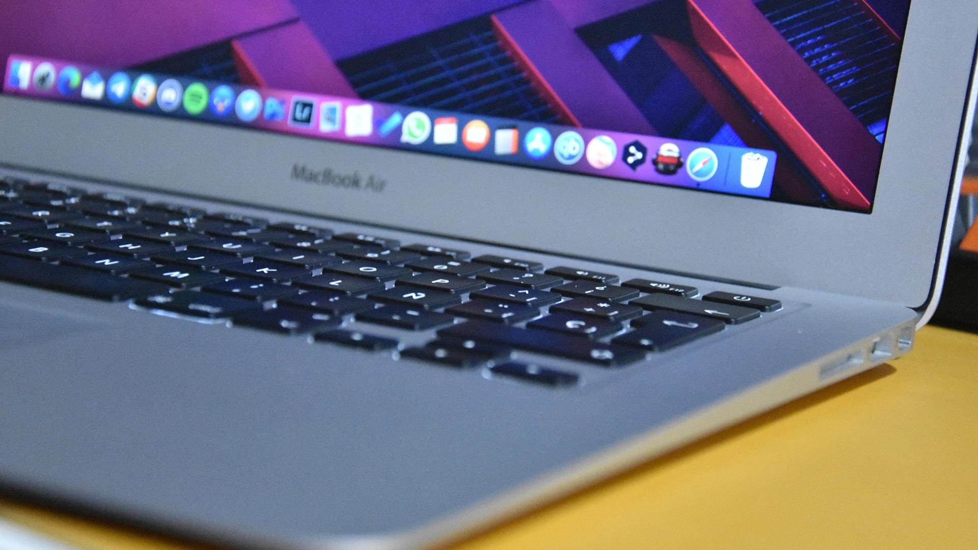 Malware Atomic Stealer Rozprzestrzenia się poprzez Fałszywe Strony z Oprogramowaniem dla MacOS
