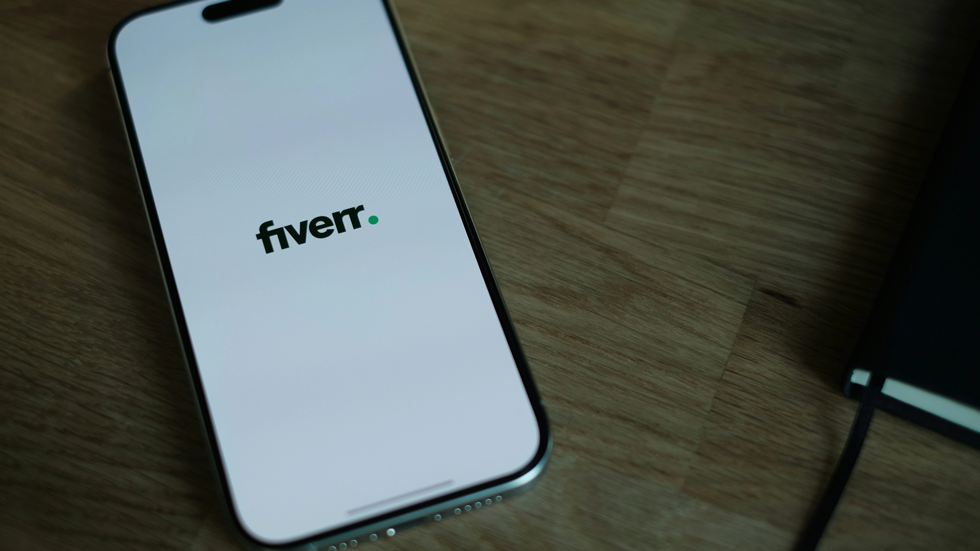 Fiverr Przechodzi na Strukturę AI i Zwalnia 30% Pracownik&oacute;w